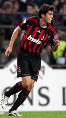 كاكا فرحا بهدفه 