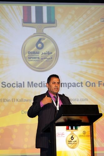 عز الدين الكلاوي رئيس تحرير موقع كووورة أثناء محاضرته في مؤتمر دبي