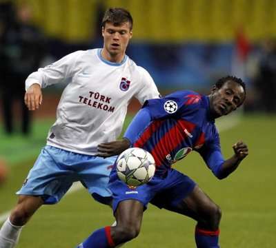 سسكاموسكو "يمين" فاز على طرابوزن التركي وتصدر المجموعة الأوروبية