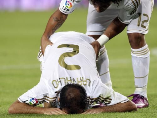 ريكاردو كارفاليو لاعب الريال على الأرض متألماً من الإصابة
