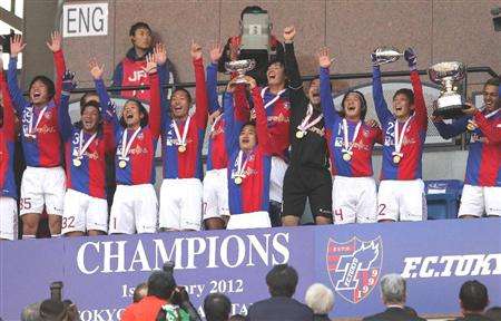 فرحة لاعبو إف سي طوكيو بكاس الإمبراطور 