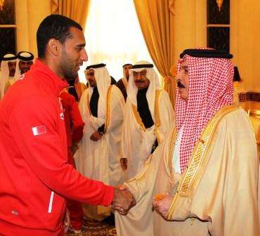  الملك حمد بن عيسى آل خليفة لدى استقباله أبطال البحرين في الدورة العربية