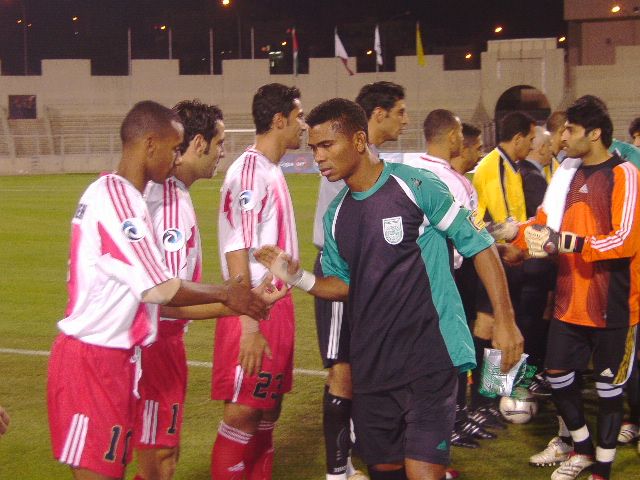 بعدسة كوورة تصافح نجوم الفريقين قبل اللقاء