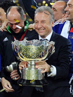 البيرتو زاكيروني يحمل كأس أمم آسيا2011