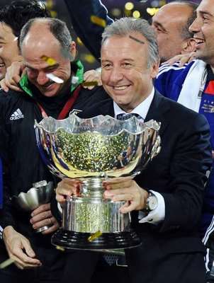 البيرتو زاكيروني يحمل كأس أمم آسيا2011