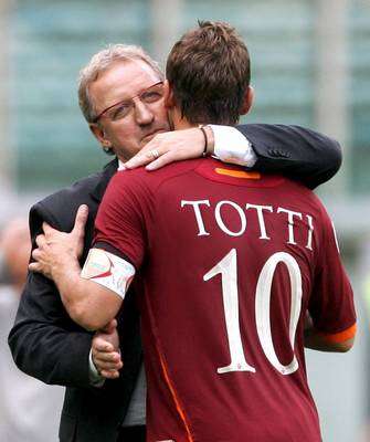 توتي فرحا مع مدرب فريقه 