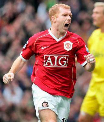 سكولز فرحا بهدفه 