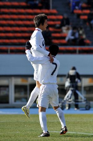 تسويوشي ميايتشي ( الأعلى ) يحتفل بعد إحرازه الهدف الثاني لتشيوكو