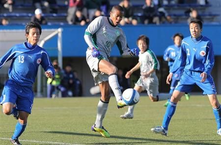 موساشي سوزوكي أمام لاعبي فريق مدرسة نارا إيكواي 