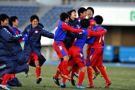 فرحة لاعبو فريق مدرسة مدينة نيشينوميا بعد فوزهم بركلات الترجيح