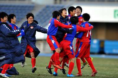 فرحة لاعبو فريق مدرسة مدينة نيشينوميا بعد فوزهم بركلات الترجيح