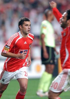 سيماو فرحا بهدفه 