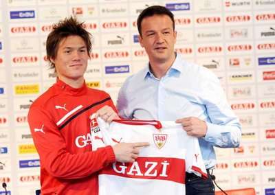 الياباني جوتوكو ساكاي في مقر فريق شتوتجارت الالماني