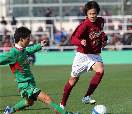 تسويوشي ميايتشي ( يمين )