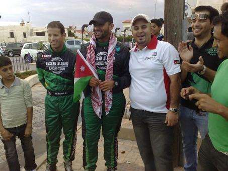  اعضاء منتدى الراليات يتوسطهم بطل الراليات يزيـــد الراجحي