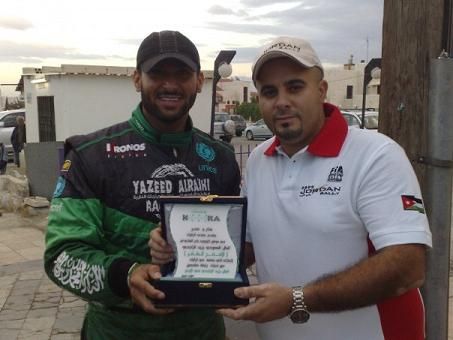  مؤيد فريج عضو منتدى الراليات يسلم يزيد الراجحي درع كوره