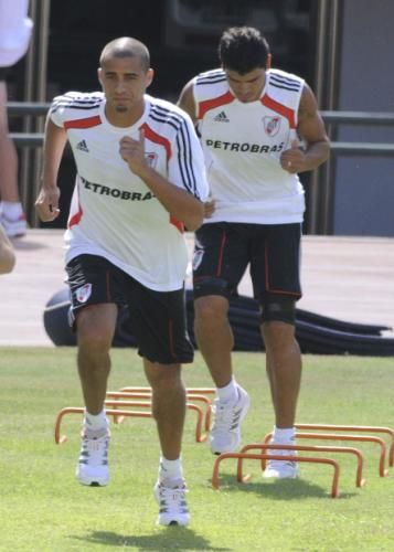 2012-01-04t230103z_01_bas120_rtridsp_3_soccer-argentina-trezeguet_reuters