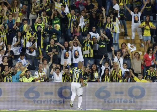صورة من سبتمبر 2011 عندما تواجد العنصر النسائي فقط في مباراة فنارباخشه التركي