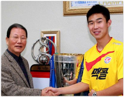 يون بيت جاران ( يمين ) مع رئيس النادي بارك كيو نام