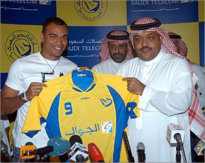 بعد 40 يوما من توقيعه مع النصر ... دينيلسون يبدأ اليوم رحلته في الملاعب السعودية