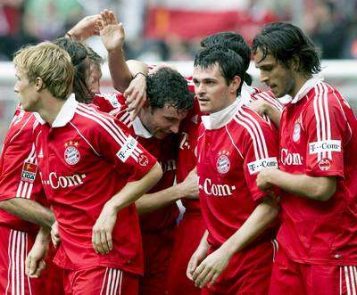 لاعبو البايرن يحتفلون بهدف فان بومل