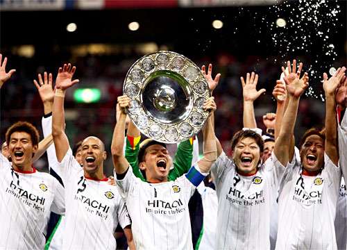 فرحة لاعبي فريق كاشيوا بدرع الدوري الممتاز 2011