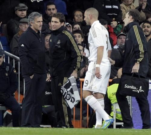 لحظة خروج كريم بنزيمه مصابا من لقاء يوم امس