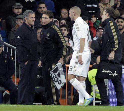 لحظة خروج كريم بنزيمه مصابا من لقاء يوم امس