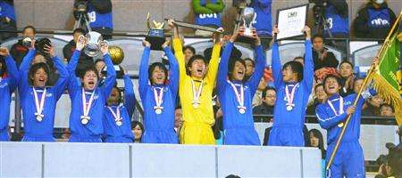 فرحة لاعبو فريق مدرسة ايتشيفونا بكأس البطولة