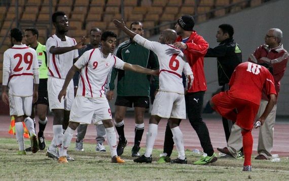 محاولة تهدئة لاعب الرفاع الشرقي محمد خليفة بعد طرده من المباراة