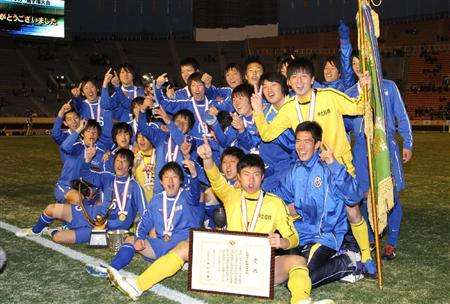 فرحة لاعبو فريق مدرسة ايتشيفيونا بكأس اليابان للمدارس الثانوية 2012