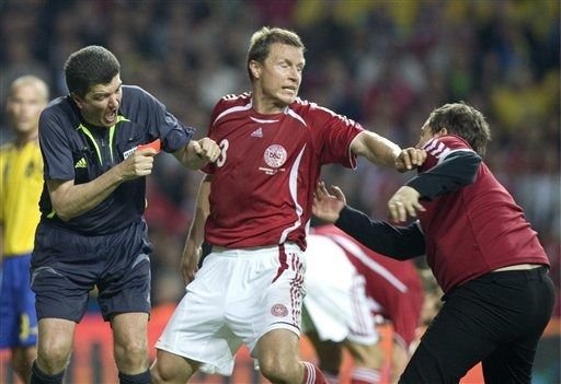 المشجع الدنماركي ( يمين ) والذي أفسد مباراة الدنمارك والسويد