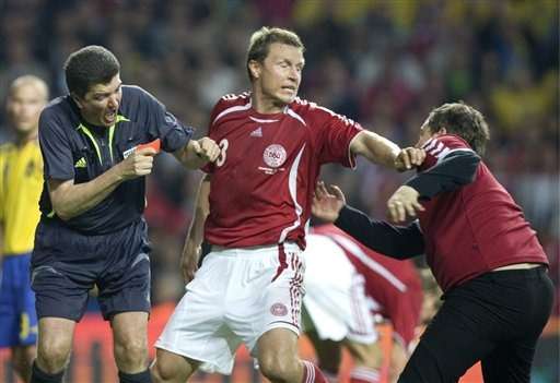 المشجع الدنماركي ( يمين ) والذي أفسد مباراة الدنمارك والسويد