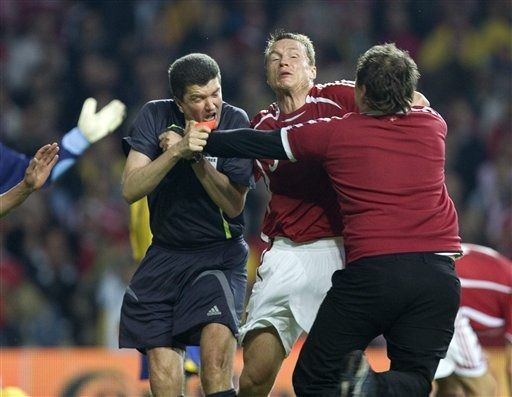 المشجع الدنماركي المشاغب ( يمين )