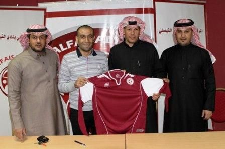 ذيب  مع أعضاء الفيصلي السعودي بعد توقيع العقد