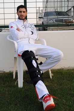  اللاعب حمد راكع يتابع تدريبات المنتخب بعد الاصابة