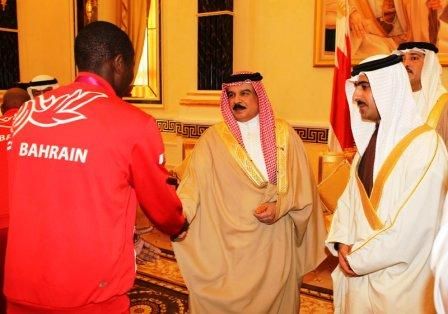  جلالة الملك المفدى يصافح العداء محبوب محسن بحضور الشيخ احمد بن حمد و الشيخ طلال بن محمد