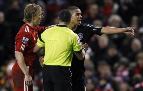 توم أديمي لاعب فولدهام اتليتك عندما أشتكى للحكم من ظهور ألفاظ عنصرية 