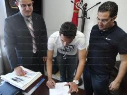 ايهاب المساكني لحظة توقيعه للترجي التونسي 