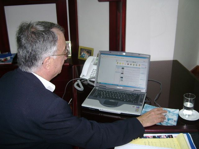 المهندس راضي اثناء يتابعة موقع كوورة 