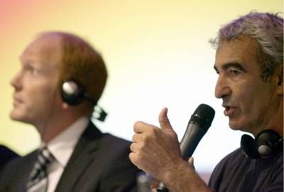 سامر يظهر في الصورة إلى اليسار إلى جانب رايموند دومنيك مدرب المنتخب الفرنسي