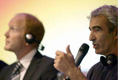 سامر يظهر في الصورة إلى اليسار إلى جانب رايموند دومنيك مدرب المنتخب الفرنسي