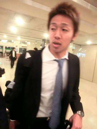 هيروشي كيوتاكي في صالة مطار ناريتا قبل السفر إلى غوام