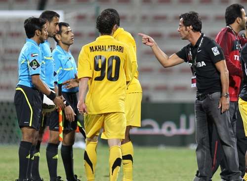 كيكي فلوريس يتكلم مع الحكام