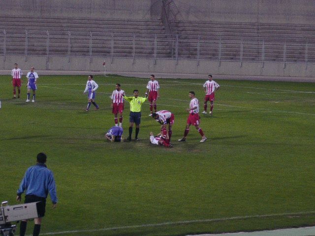 صورة من اللقاء واصابة ابو هشهش و ابو طعيمه نتجة الاصطدام