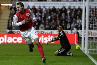 فان بيرسي بعد إحرازه لهدف الأرسنال الأول في فريق سوانزي