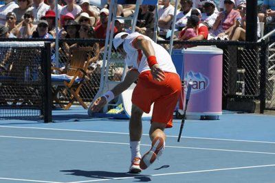 النمساوي ميلزر يحطم مضربه 