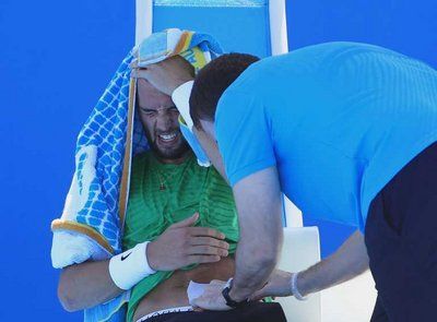 الفرنسي بينوي بير و آلام في المعدة 