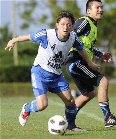 الظهير الأيسر يوسوكي هيجا في تدريب اليوم قبل هطول الأمطار