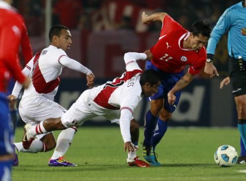 لويس خيمنيزلاعب منتخب تشيلي (على يمين)